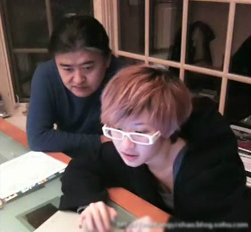 劉歡妻女罕見私房照 21歲女兒劉熠思金發潮人范