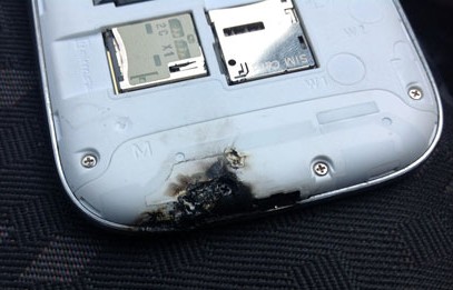 三星一款Galaxy S III旗艦手機(jī)在汽車內(nèi)爆炸
