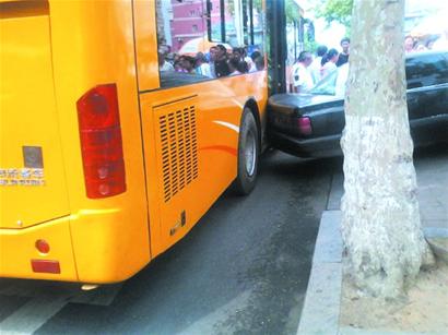 紅旗轎車溜坡撞公交擠住路人 孕婦驚嚇過度 紅旗轎車溜坡撞公交擠住路人 孕婦驚嚇過度