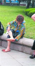 游客用前海公廁免費手紙擦鞋擦腳 一扯1米被勸就罵 游客用前海公廁免費手紙擦鞋擦腳 一扯1米被勸就罵