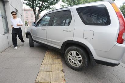 市區盲道多被隨意占用