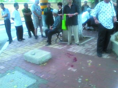 醉漢摔破頭拒絕去醫院 被硬拉上救護車