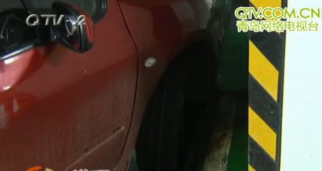 新業(yè)廣場(chǎng)停車(chē)場(chǎng)藏大坑卡住車(chē)頭 怪車(chē)主觀察不周