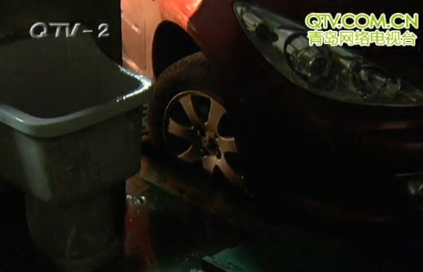 新業(yè)廣場(chǎng)停車(chē)場(chǎng)藏大坑卡住車(chē)頭 怪車(chē)主觀察不周