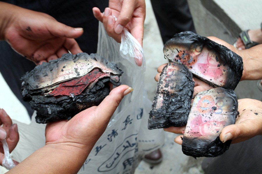 　7月2日上午，商丘，寧陵縣劉樓鄉無咎屯村村民鄭傳營多年的積蓄18.55萬被燒成灰燼。