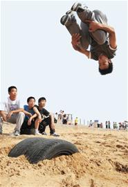 跑酷高手飛檐走壁如插羽翼 白天激情領袖入夜變廚師 跑酷高手飛檐走壁如插羽翼 白天激情領袖入夜變廚師