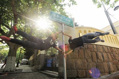 跑酷高手飛檐走壁如插羽翼 白天激情領袖入夜變廚師 跑酷高手飛檐走壁如插羽翼 白天激情領袖入夜變廚師