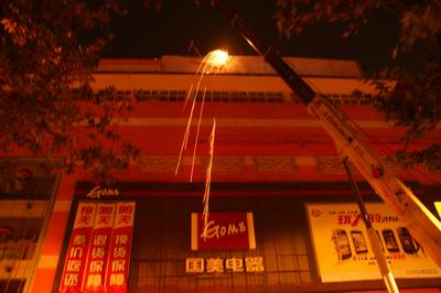 3噸重銹蝕廣告樓頂鬧懸 城管夜戰(zhàn)5小時(shí)強(qiáng)拆