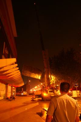 3噸重銹蝕廣告樓頂鬧懸 城管夜戰(zhàn)5小時(shí)強(qiáng)拆