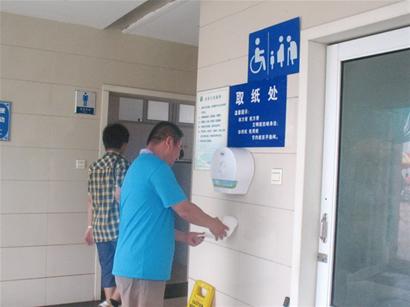 青島公廁免費紙每天被扯25000米 壽命兩小時 青島公廁免費紙每天被扯25000米 壽命兩小時