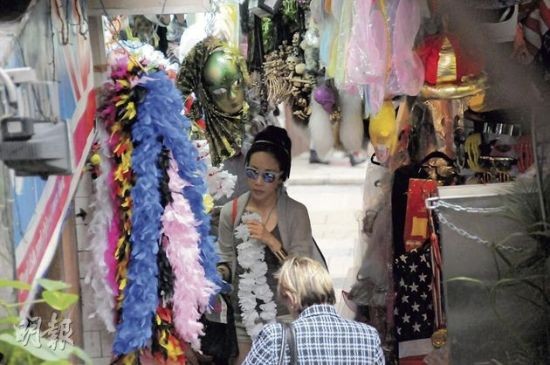 莫文蔚超短熱褲挽名牌手提包 現身中環買路邊貨