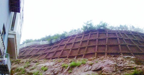 實地探訪青島5災害易發區 山體裸露山石滾落路邊 實地探訪青島5災害易發區 山體裸露山石滾落路邊