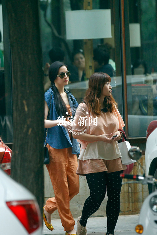 劉亦菲素顏逛街身材顯發福