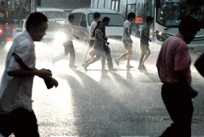 青島雷雨多趟列車晚點千名旅客滯留 青島雷雨多趟列車晚點千名旅客滯留