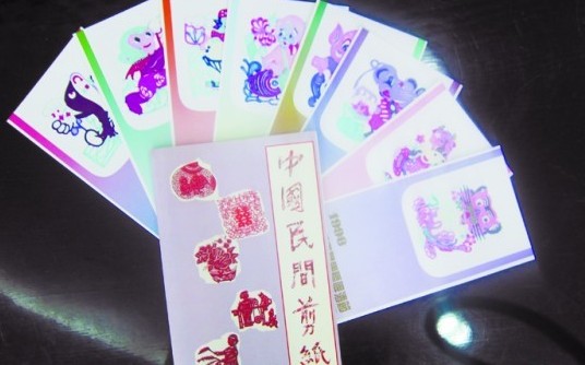 青島啤酒節集到500余件歷屆紀念品 穿越時空大開眼界 青島啤酒節集到500余件歷屆紀念品 穿越時空大開眼界