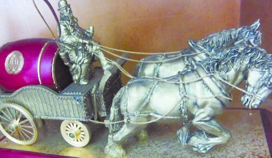 青島啤酒節集到500余件歷屆紀念品 穿越時空大開眼界 青島啤酒節集到500余件歷屆紀念品 穿越時空大開眼界