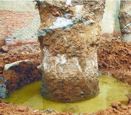 青島魯信長春花園承重柱裸露在外 泡水中現(xiàn)裂痕 青島魯信長春花園承重柱裸露在外 泡水中現(xiàn)裂痕