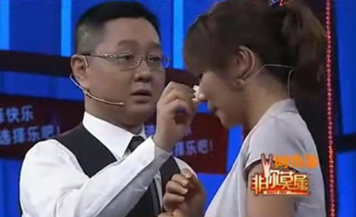 張紹剛轉(zhuǎn)變風(fēng)格大贊求職女 當(dāng)場(chǎng)為其擦眼淚