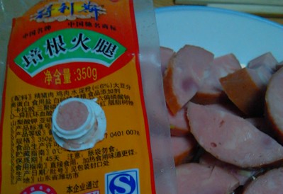 得利斯火腿現白色瓶蓋 廠家稱不保證不現問題