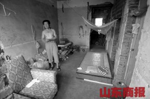 環衛工蝸居半截樓