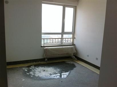 青島偉東幸福之城新房漏水屋頂長綠毛 沒驗先收物業費