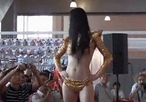 干露露2號吳稀兒現身性文化節 黃金甲爆乳只遮兩點