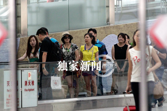 劉曉慶逆生長(zhǎng)穿熱褲露大腿 與帥氣男子調(diào)笑