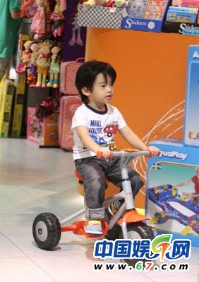 謝霆鋒長子5歲辦運動生日派對 Lucas騎單車耍酷(組圖)