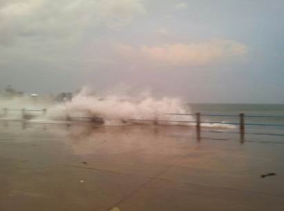 臺風達維襲青島 網友實拍前海