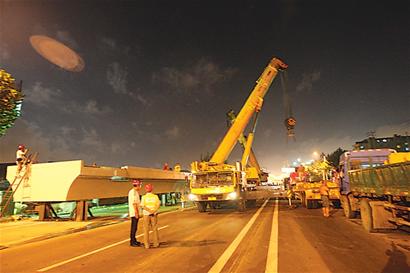 黑龍江路豪華天橋完成吊裝 黑龍江路豪華天橋完成吊裝