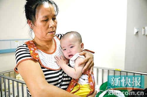 被掛錯藥的女嬰似乎受到了驚嚇。