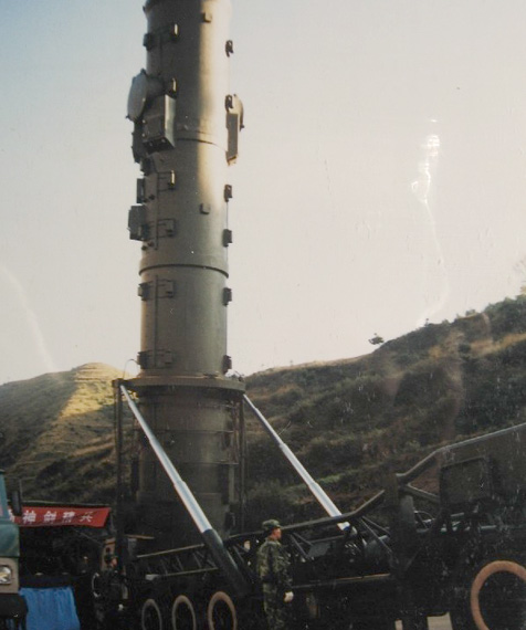 資料圖：解放軍二炮部隊東風(fēng)-21中程彈道導(dǎo)彈占據(jù)陣地。