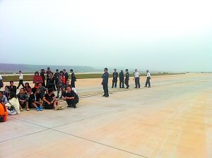 機場航班延誤乘客搶飛機