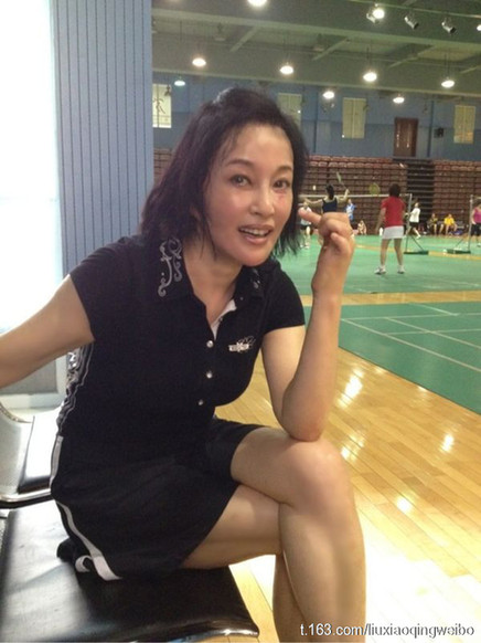 57歲劉曉慶生活照曝光 打羽毛球豪宅內養狗