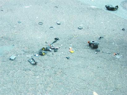 青島狂躁男狂扔數臺萬元相機 手機電熨斗啞鈴扔一街