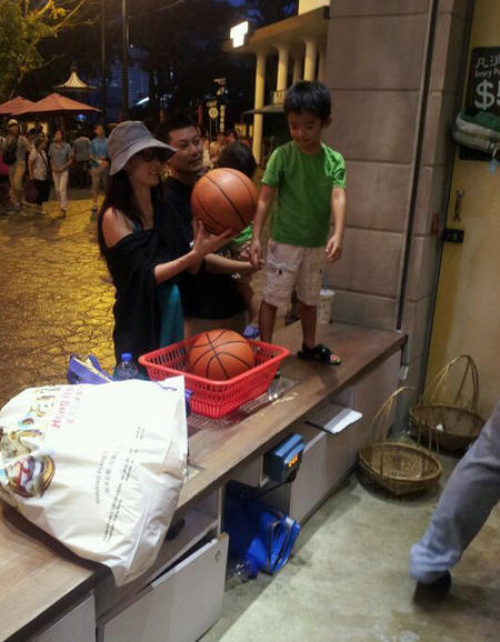 張柏芝低調攜子出游、