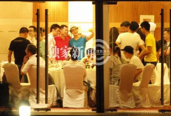 黃曉明千杯不醉周潤發豪放揮金 兩代“許文強”同桌