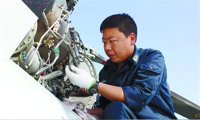 青島初中生士兵成軍艦直升機神醫 揭戰鷹保姆是怎樣煉成的