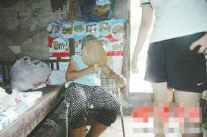 記者強拍周克華年邁母親 記者強拍周克華年邁母親