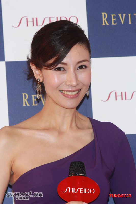 李嘉欣優雅亮相引圍觀