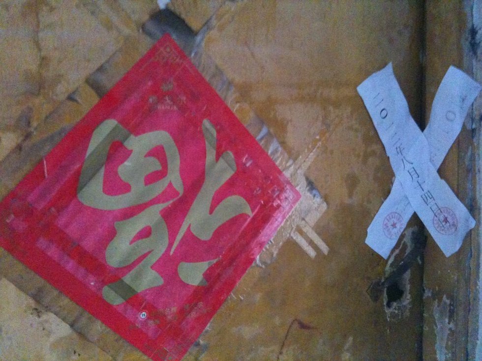 　　8月15日，重慶，張貴英居住的出租房已被警方貼上了封條。周克華雖被擊斃，但案件并未就此終結。重慶警方已將周克華的女友控制，進行提審，進一步尋找細節線索，確認還有沒有其他相關聯的案件，其中包括搶走的哨兵步槍去向。