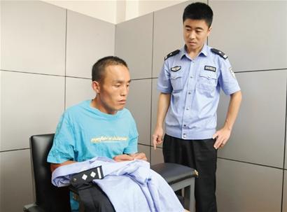 老婆待產老公閑來無聊 買身警服騙財騙色