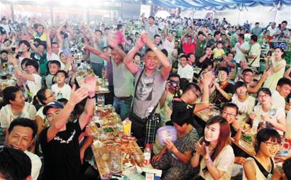 銀行包場(chǎng)啤酒大棚 一夜數(shù)十萬(wàn)請(qǐng)千余客戶喝洋啤酒 銀行包場(chǎng)啤酒大棚 一夜數(shù)十萬(wàn)請(qǐng)千余客戶喝洋啤酒