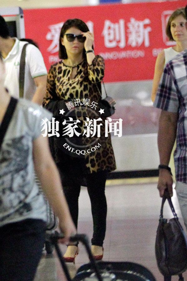 李湘狂野豹紋富態十足疑懷孕 王岳倫護妻任勞任怨堪比模范