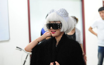 干露露頭頂胸罩露臀裝現身