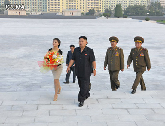 金正恩夫婦結束視察 歸途中瞻仰金日成金正日銅像