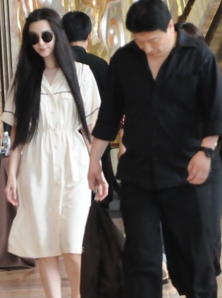 范冰冰瀑布黑發一襲白裙仙氣十足 戴時尚圓墨鏡