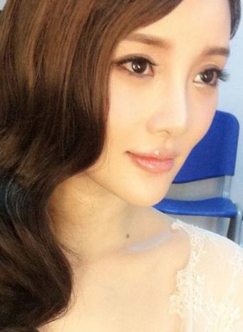 李小璐高清懷孕照 被賈乃亮吻腳 網友贊五官無死角