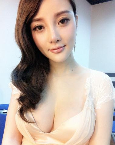 李小璐高清懷孕照 被賈乃亮吻腳 網友贊五官無死角