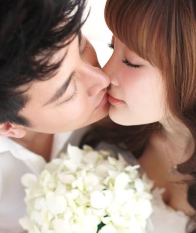 李小璐高清懷孕照 被賈乃亮吻腳 網友贊五官無死角